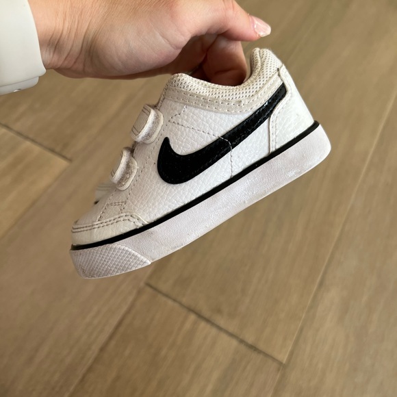 Toddler Nike shoe - Picture 3 of 6